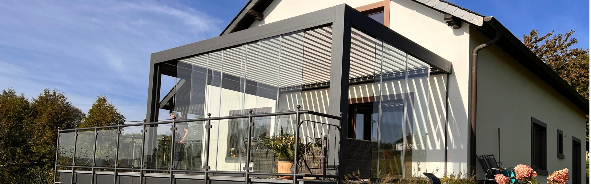 Bioclimatische overkapping Seesky Bio met lamellen bij een verhoogd terras