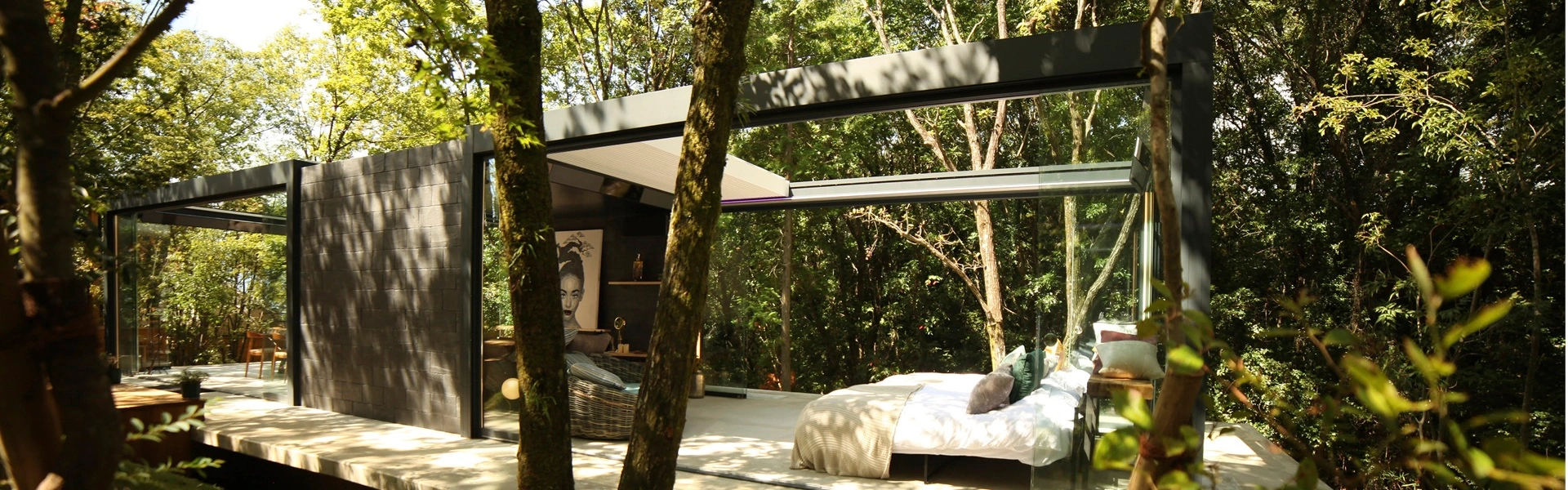 Boshuisje met Camargue Skye overkapping tussen bomen in natuurlijke omgeving