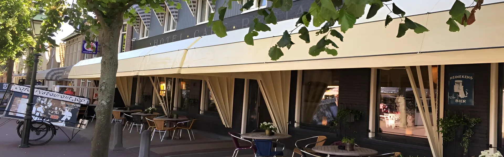 Cafe Nap met witte markiezen en een rustige terrasopstelling