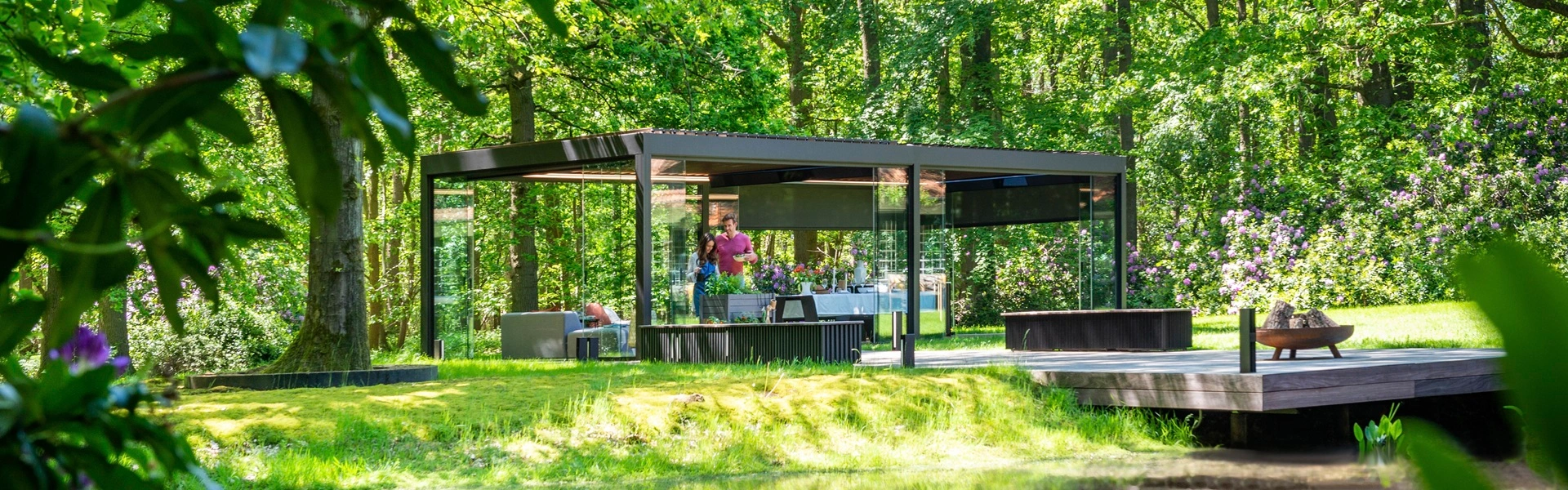 Camargue Skye overkapping met glazen panelen aan een vijver in een bosrijke omgeving