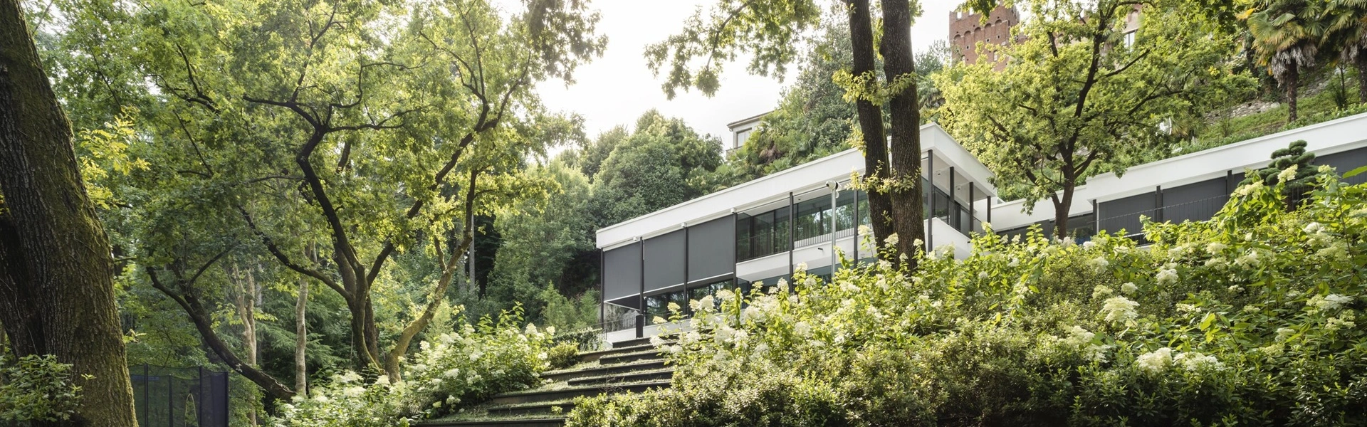 Click cable screen gemonteerd aan villa in groene omgeving