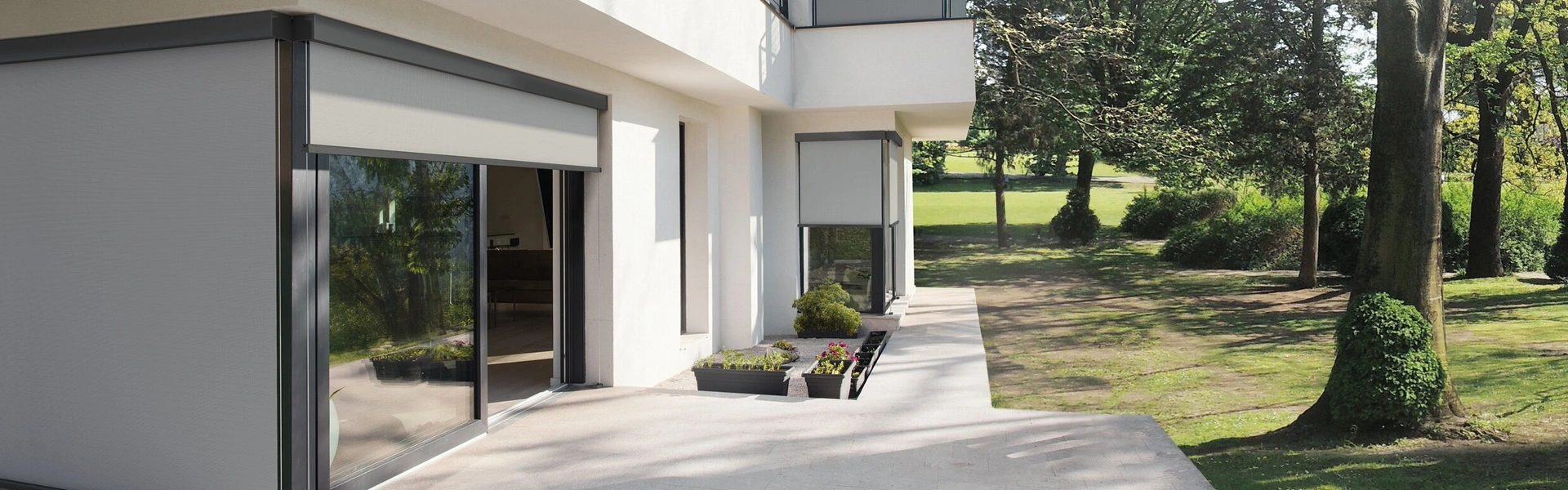 Click cable screen voor glazen schuifdeuren met uitzicht op tuin