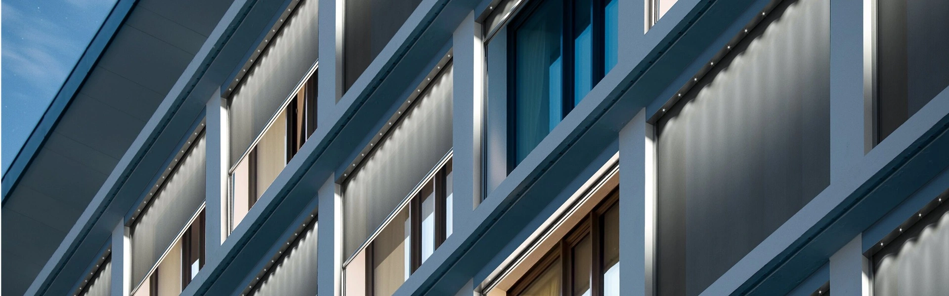 Click zip screen met LED-verlichting op glazen gevel van hotel