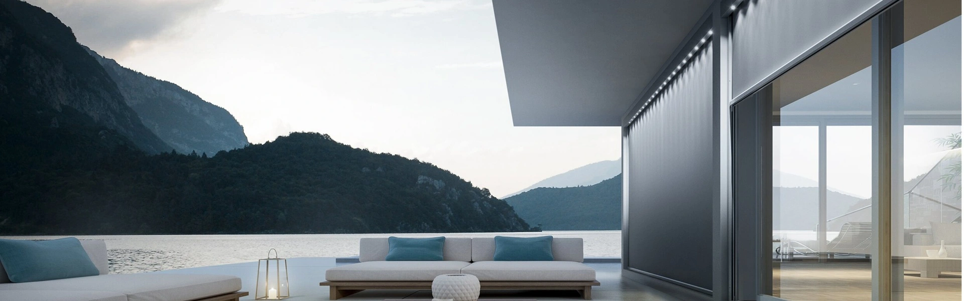 Click zip screen met LED-verlichting op terras met uitzicht op meer