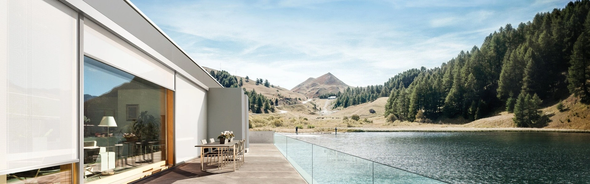 Click zip screen op terras met uitzicht op meer en bosrijke heuvels