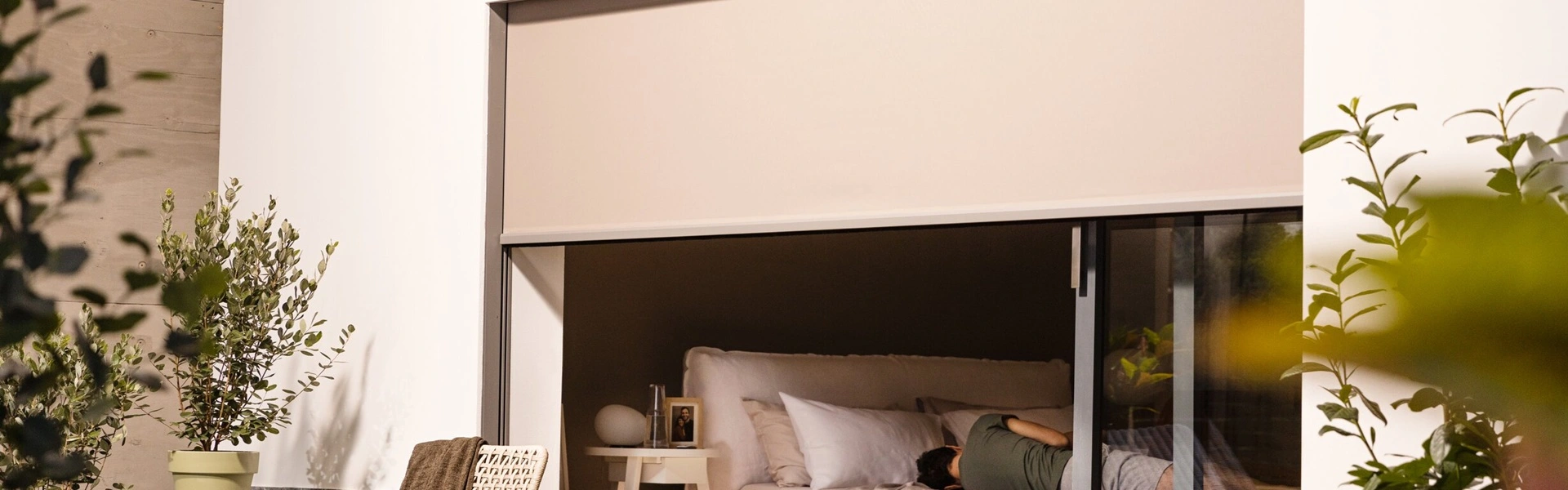 Click zip solar screen voor slaapkamerraam met rustgevende buitenomgeving