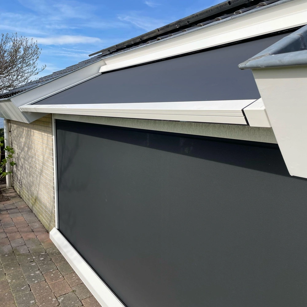 Close-up van Serre zonwering VZ 0800 zip gemonteerd op woning met dakpannen