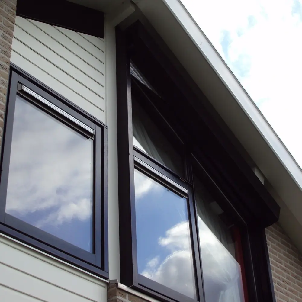 Close-up van schuine rolluiken op raam van woning in Friesland Close-up van schuine rolluiken op raam van woning in Friesland