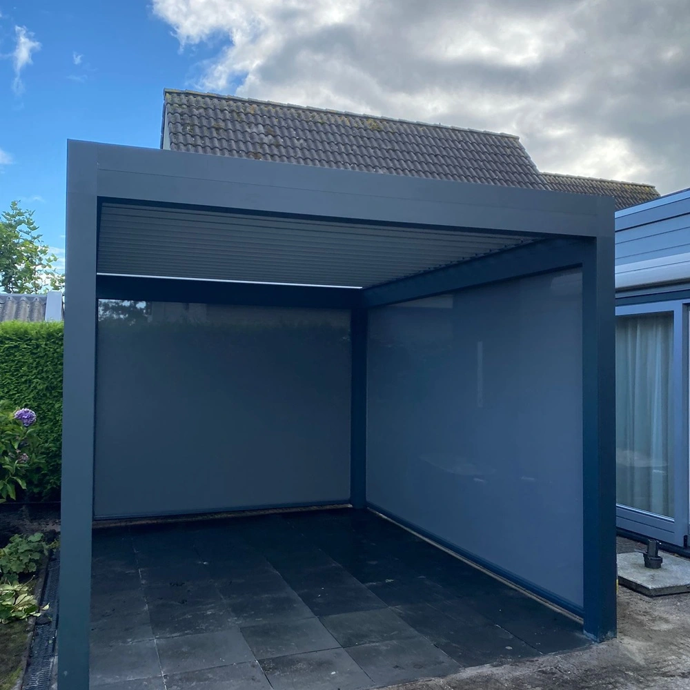 Compacte tuinkamer Joy met lamellen en zijpanelen, geplaatst naast een woning