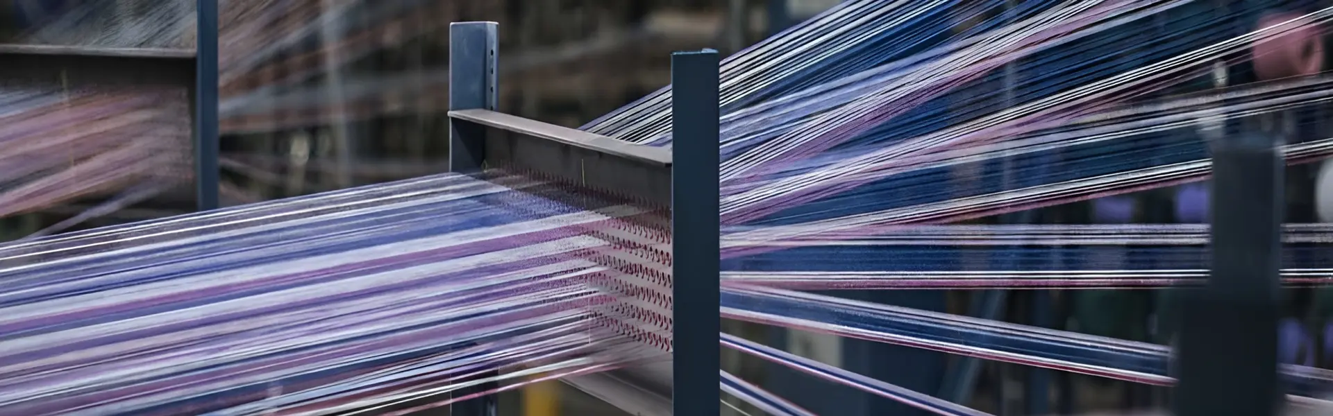 Detail van een geweven zonweringdoek met zonlicht op de achtergrond