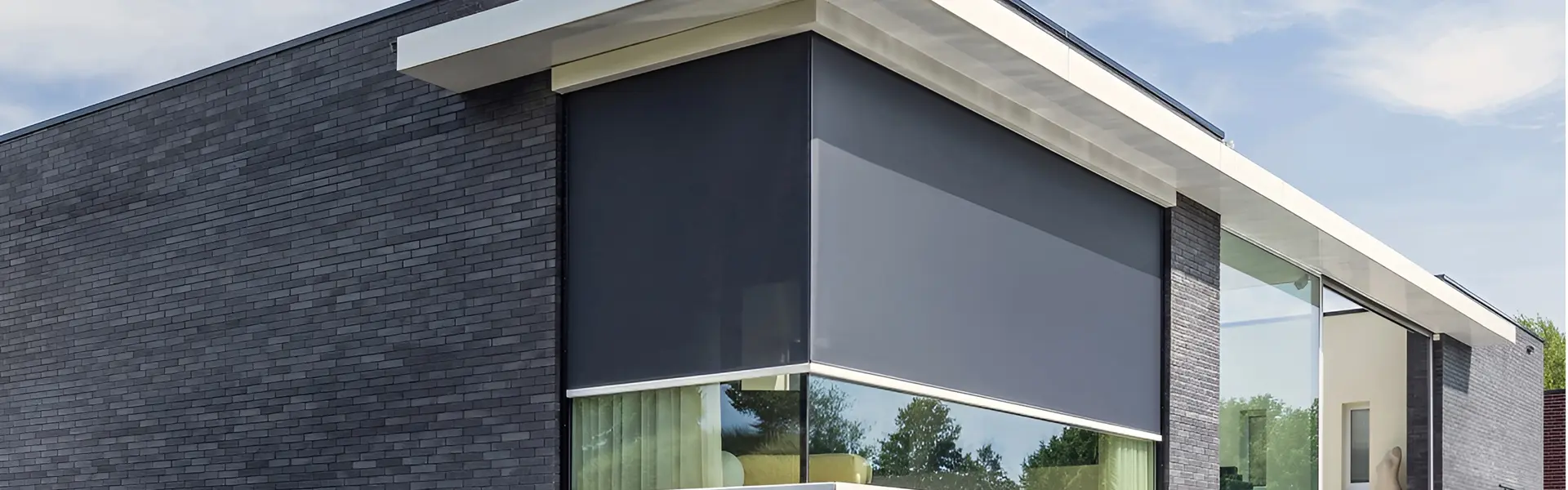 Donker glasvezel doek voor zonwering op waterwoning met glazen gevel