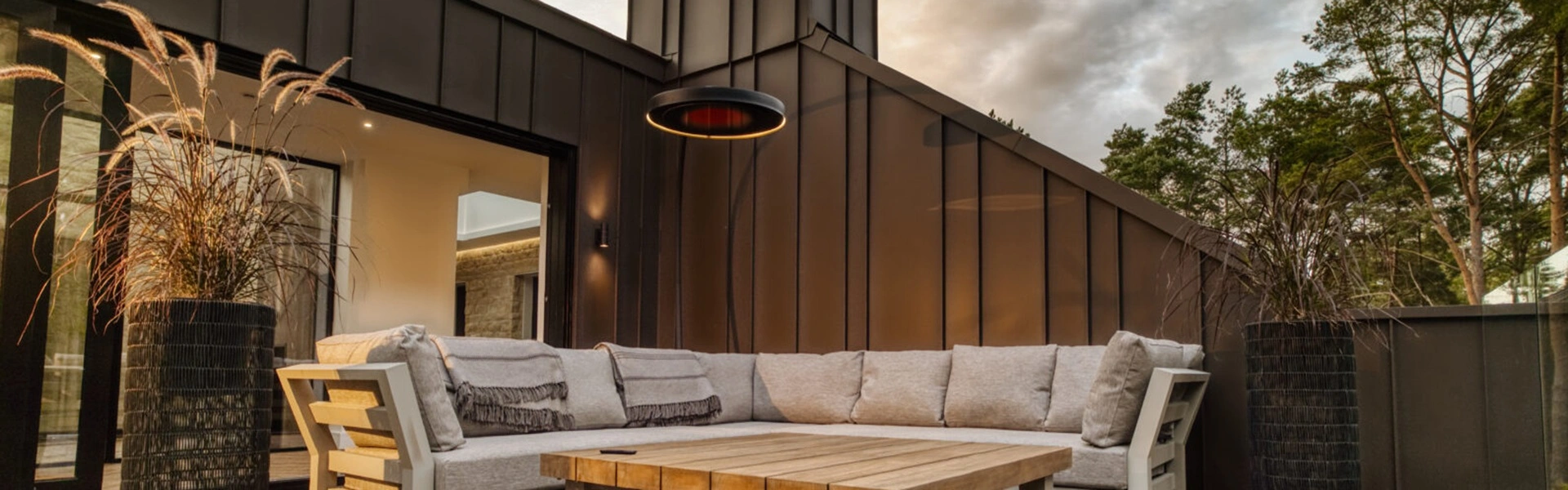 Eclipse Smart-Heat Electric Portable heater op terras met comfortabele zitplek