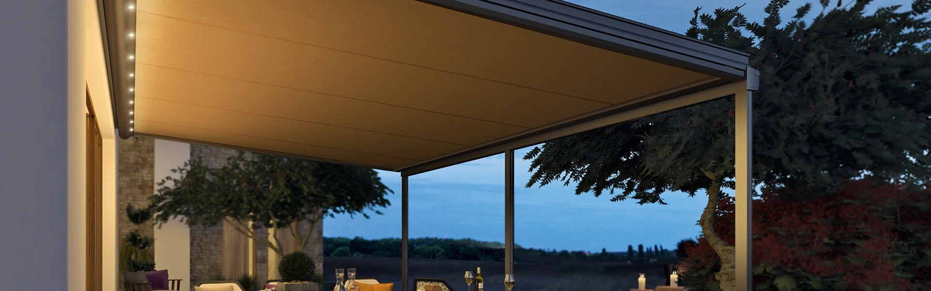 Elegante serre zonwering boven glazen terrasoverkapping in herfsttuin