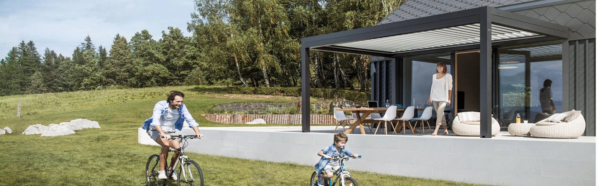 Familie geniet van het buitenleven met een Twist lamellen tuinkamer