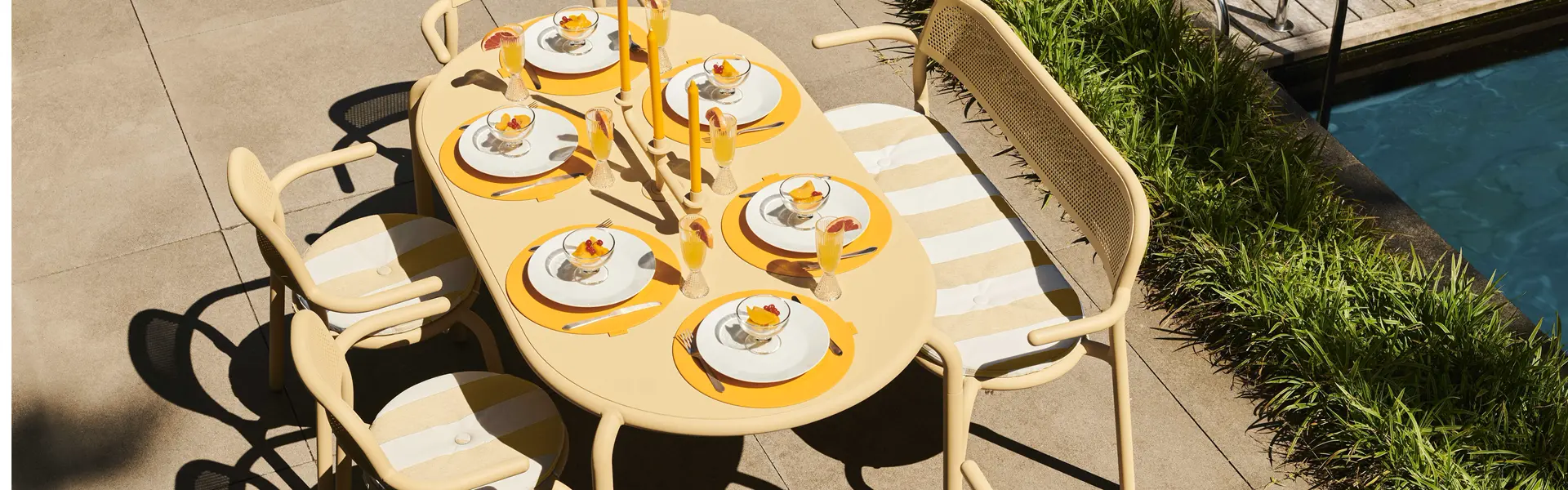 Fatboy Toni Tavolo tafel in sandy beige op een zonnige buitenlocatie