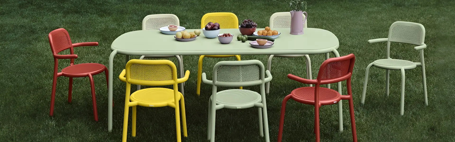 Fatboy Toni tafel in een buitenruimte in sfeervolle setting