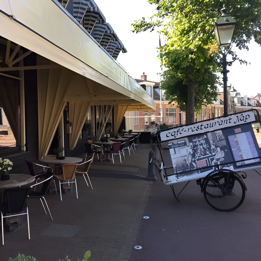 Geel aluminium markies boven terras bij Cafe-Restaurant Nap
