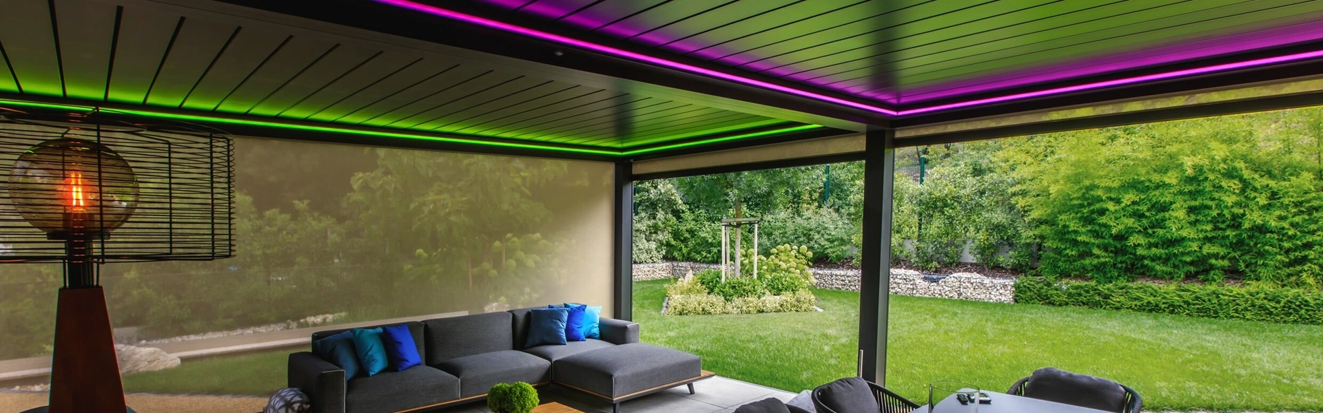 Gezellige zithoek onder een overkapping met kleurrijke ledverlichting