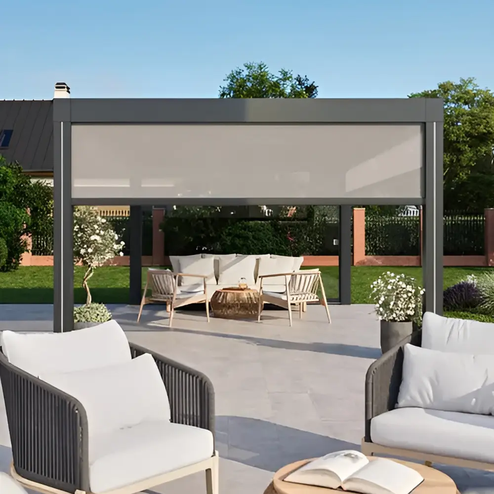 Glazen overkapping Area met stijlvolle zithoek en verticale zonwering