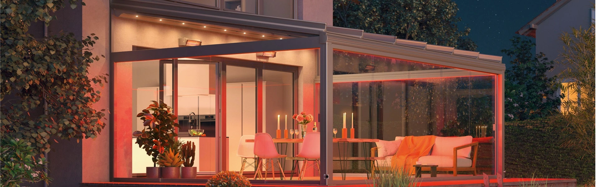 Glazen overkapping Terrazza Sempra bij huis met avondverlichting