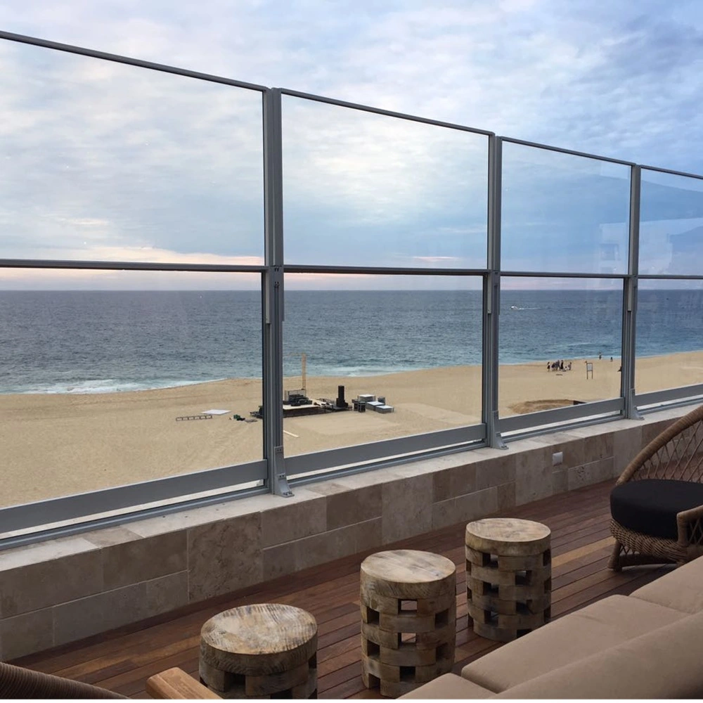 Glazen windscherm op terras met uitzicht op zee
