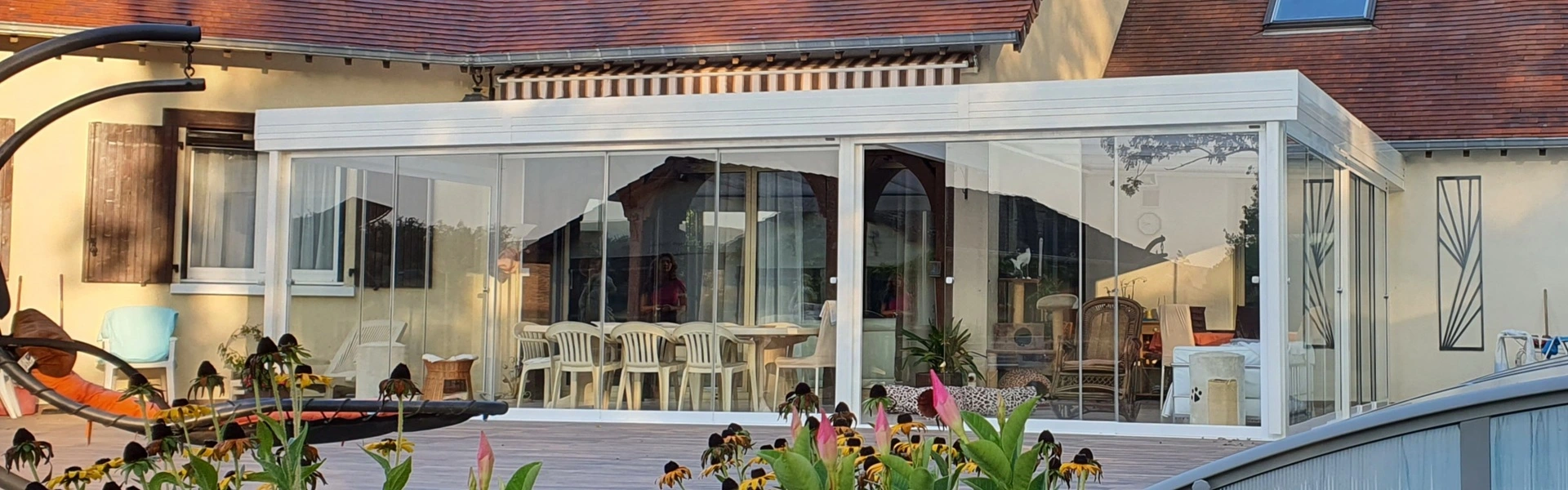 Glazenschuifwanden Seelgass Run met een zicht op tuin en zwembad