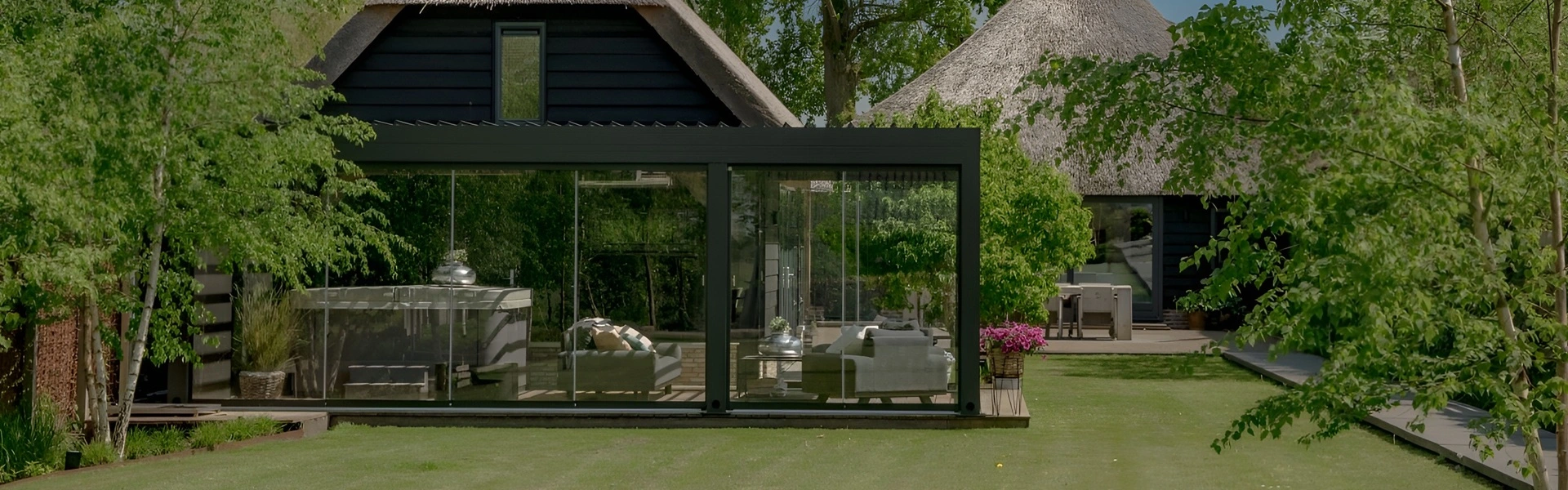 Glazenschuifwanden bij een luxe tuinpaviljoen met uitzicht op het gras