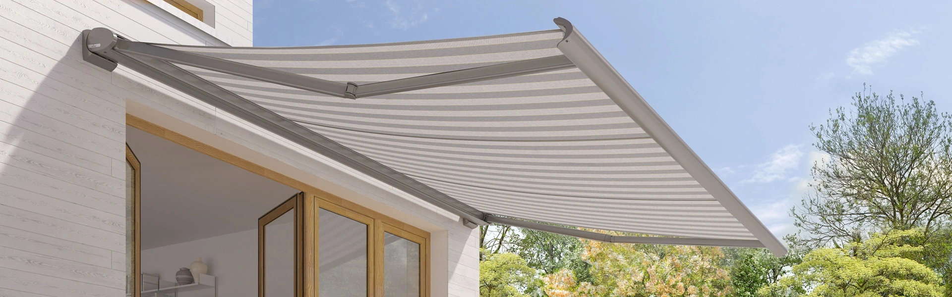 Grijs-wit gestreept knikarmscherm Cassita boven houten terras