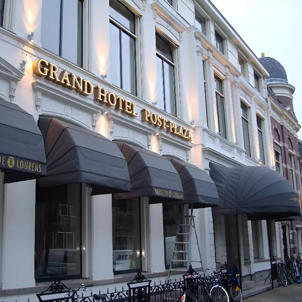 Grijze markiezen bij Grand Hotel Post-Plaza voor stijlvolle entree