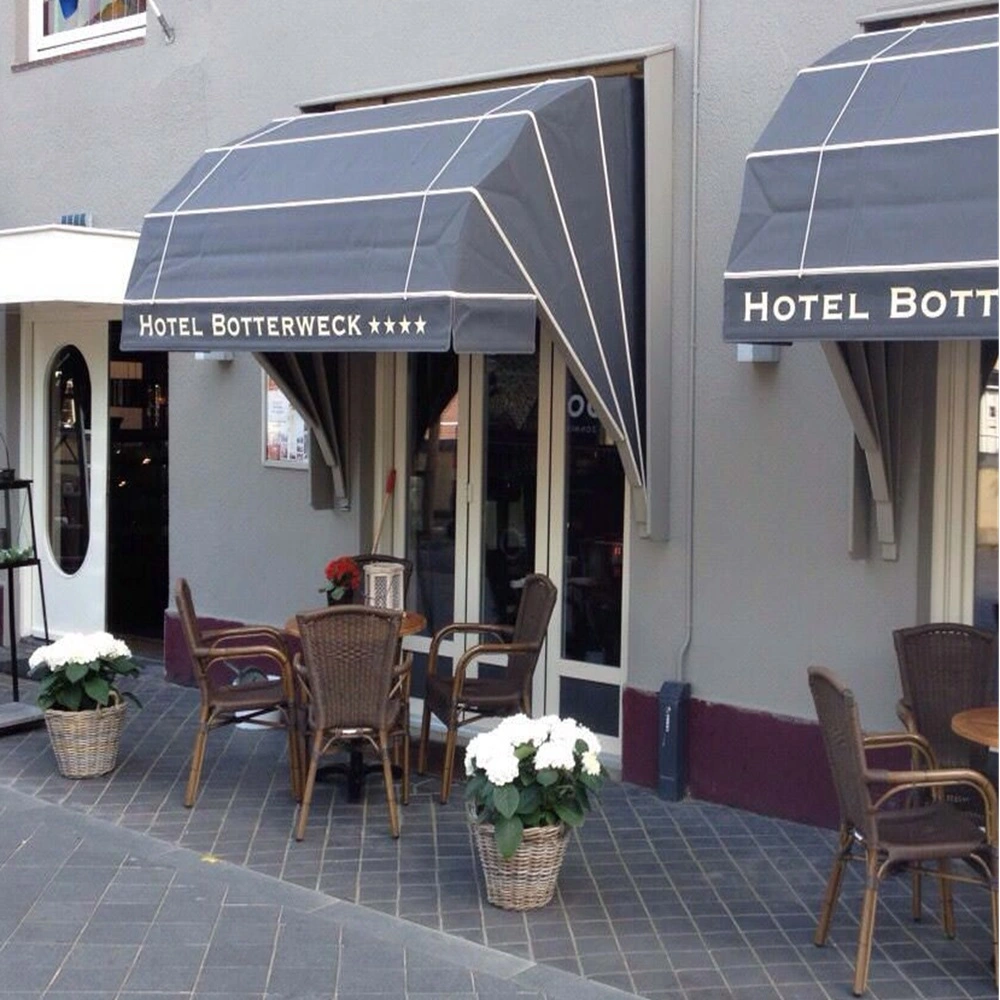 Grijze markiezen met branding 'Hotel Botterweck' bij een hotelingang