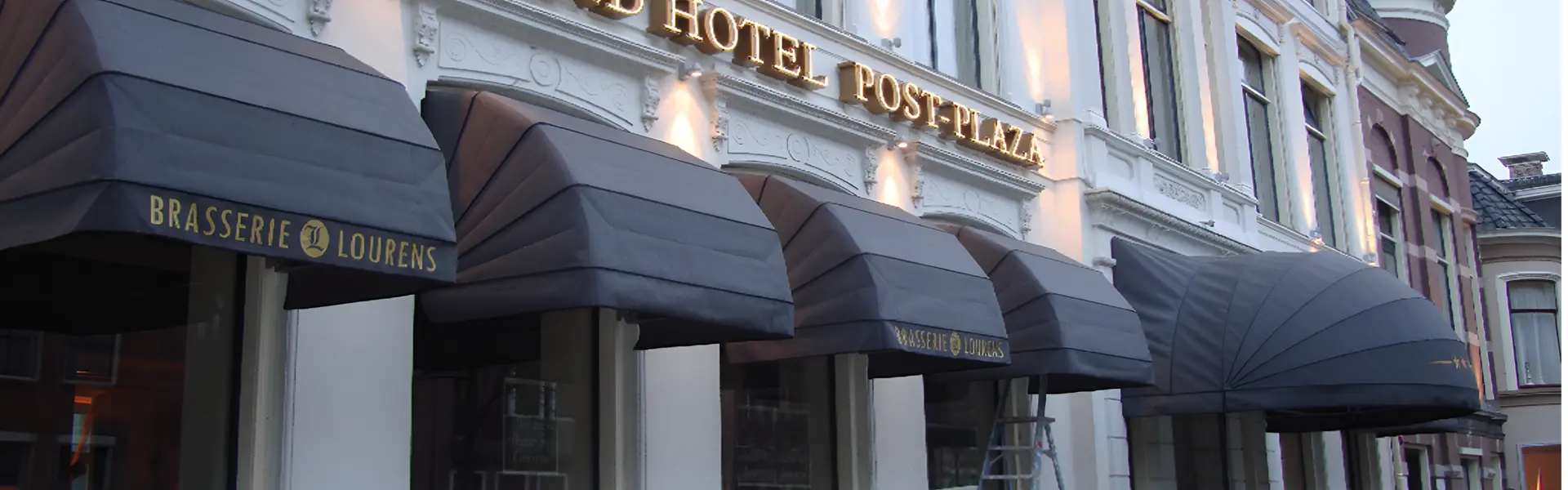 Grijze petmodel markiezen bij Hotel Post-Plaza voor stijlvolle zonwering