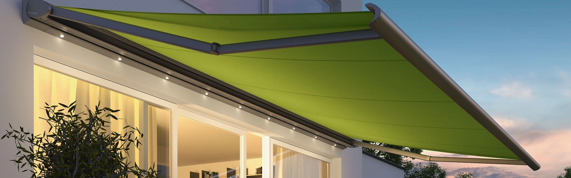 Groen knikarmscherm Cassita met verlichting boven terras