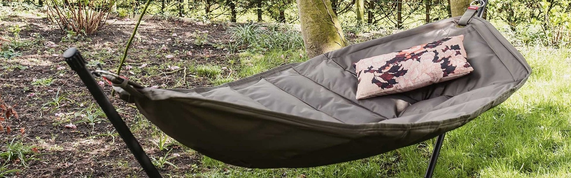 Groene Fatboy hangmat in een tuin met een comfortabel kussen