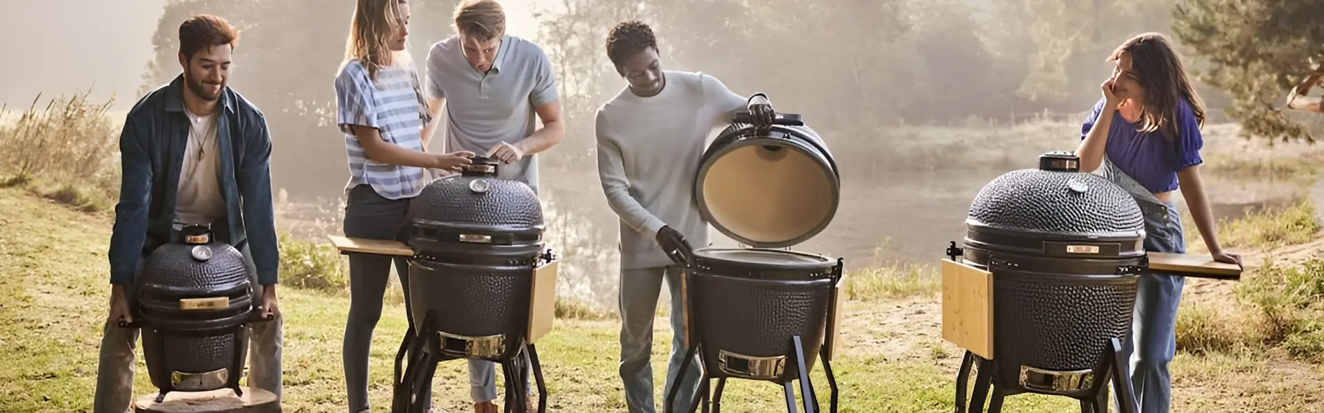 Groep mensen rond Yakiniku BBQ's in een natuurrijke omgeving