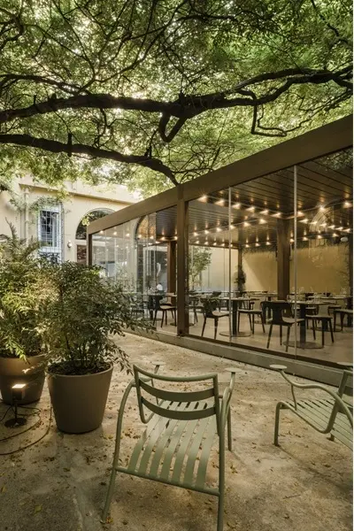 Horecaterras met glazen wanden en sfeervolle ledverlichting Horecaterras met glazen wanden en sfeervolle ledverlichting