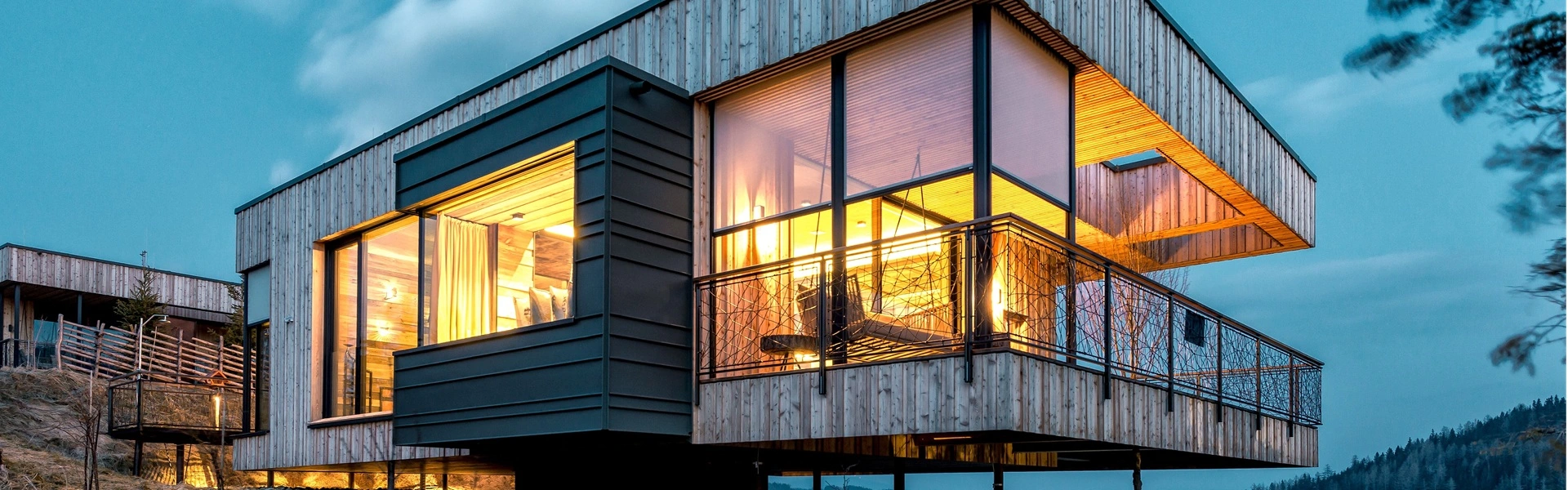 Houten huis op verhoging met RolSCREEN2 zonwering en panoramisch uitzicht