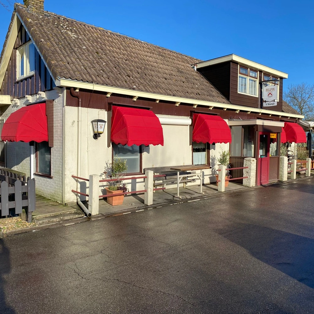 Houten markiezen met rode bekleding aan een horecagebouw Houten markiezen met rode bekleding aan een horecagebouw