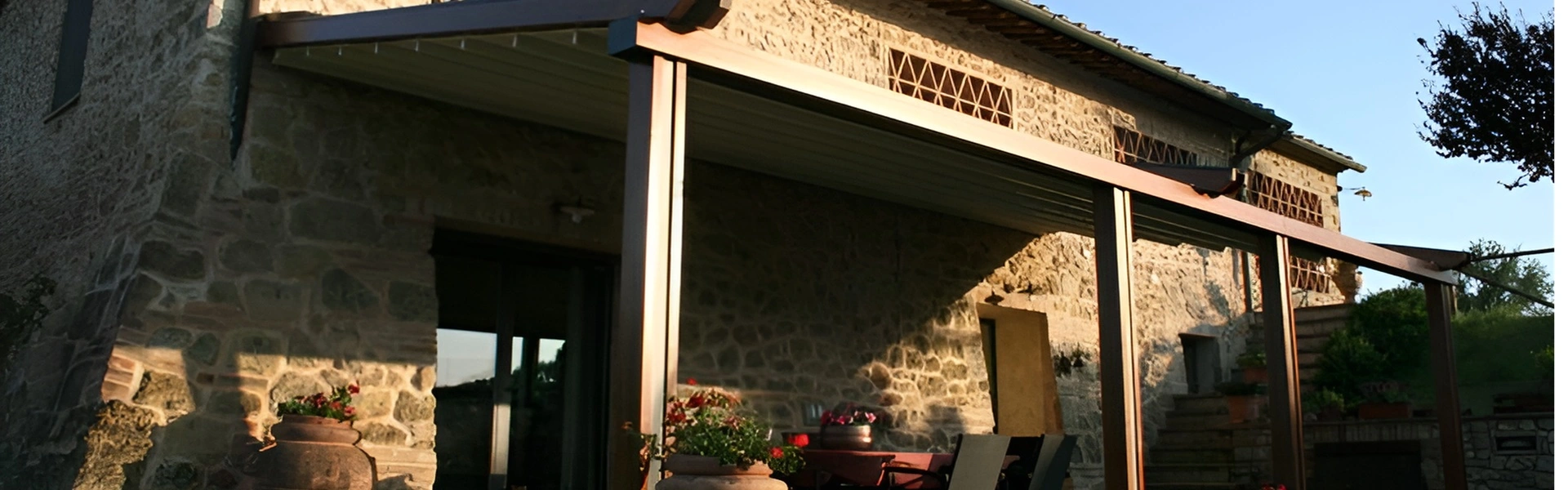 Houten overkapping Woodplus met vouwdak naast een landelijke woning