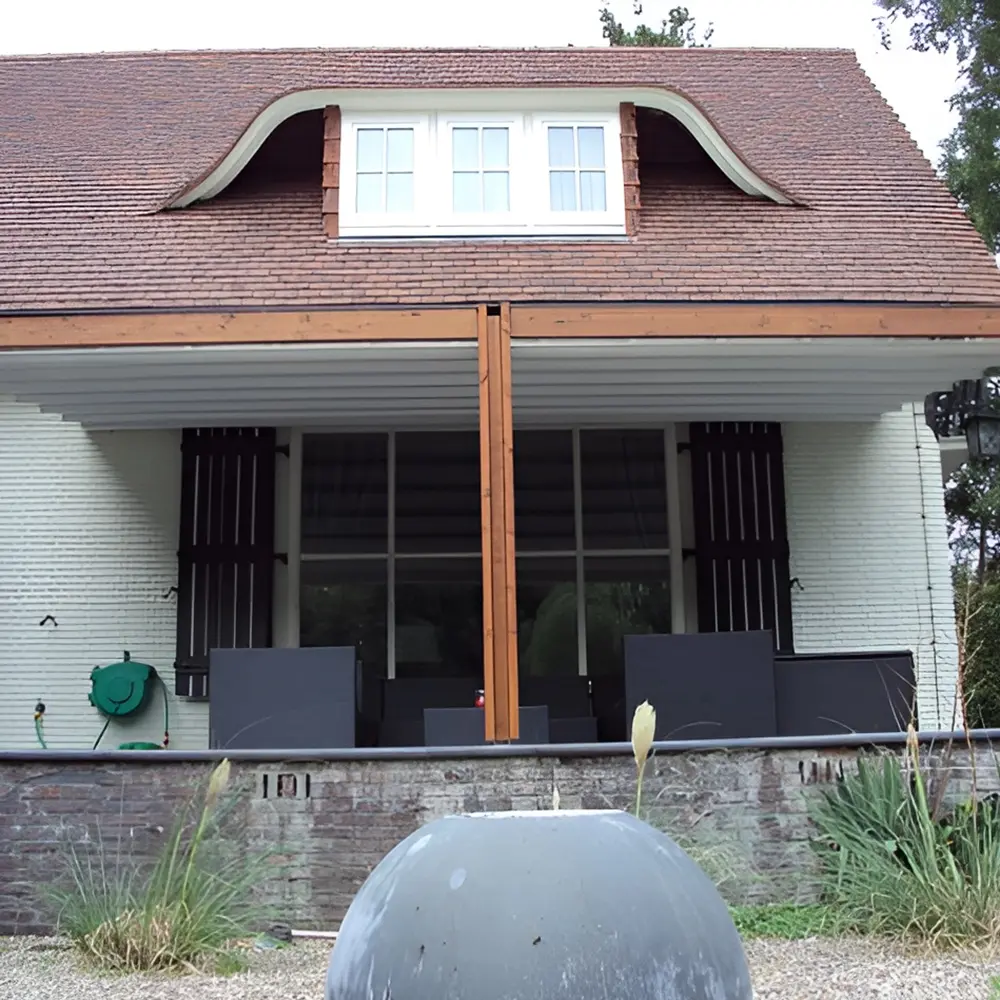 Houten overkapping Woodplus met vouwdak tegen een huis