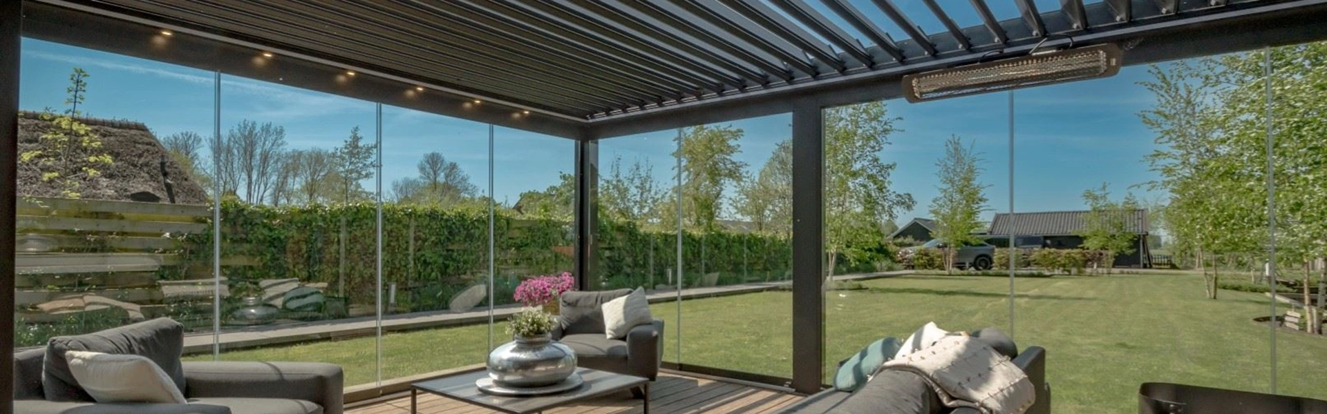 Interieur van een terras met glazenschuifwanden en comfortabele zitplaatsen
