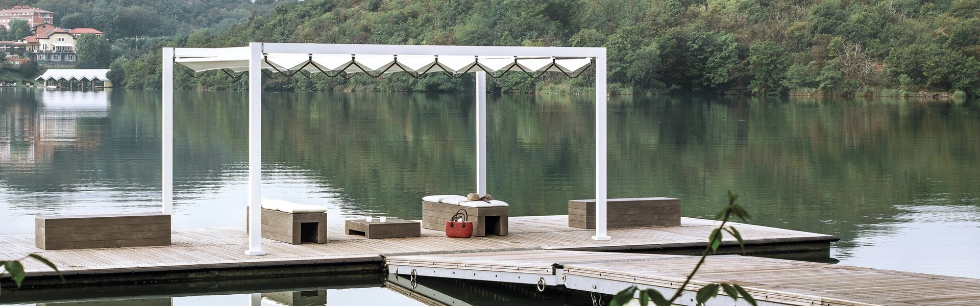 Isola Fly zon- en regenwering op houten steiger bij rustig meer