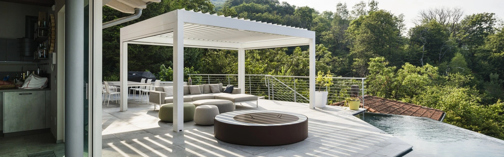 Lamellen overkapping Joy met loungehoek naast een infinity pool
