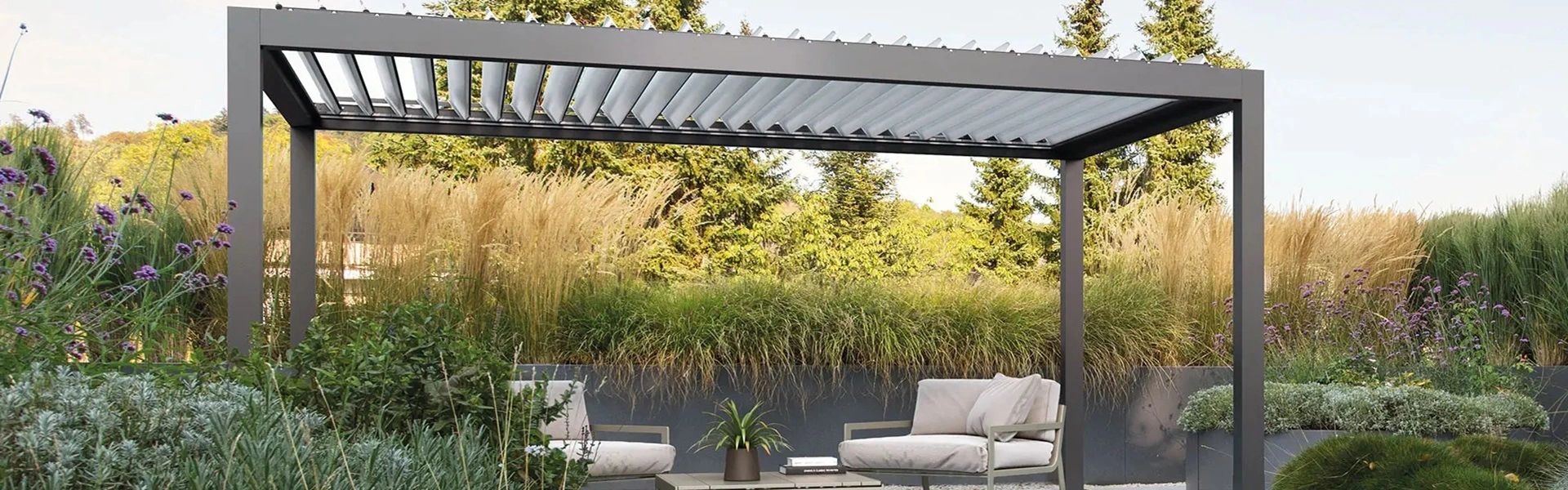 Lamellen overkapping Movie in een tuin met zitgedeelte en omringd door hoge grassen