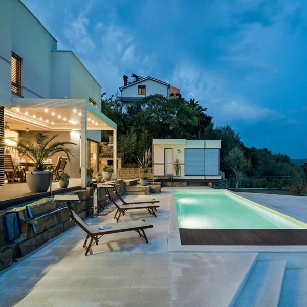 Lamellen overkapping Twist bij een zwembad