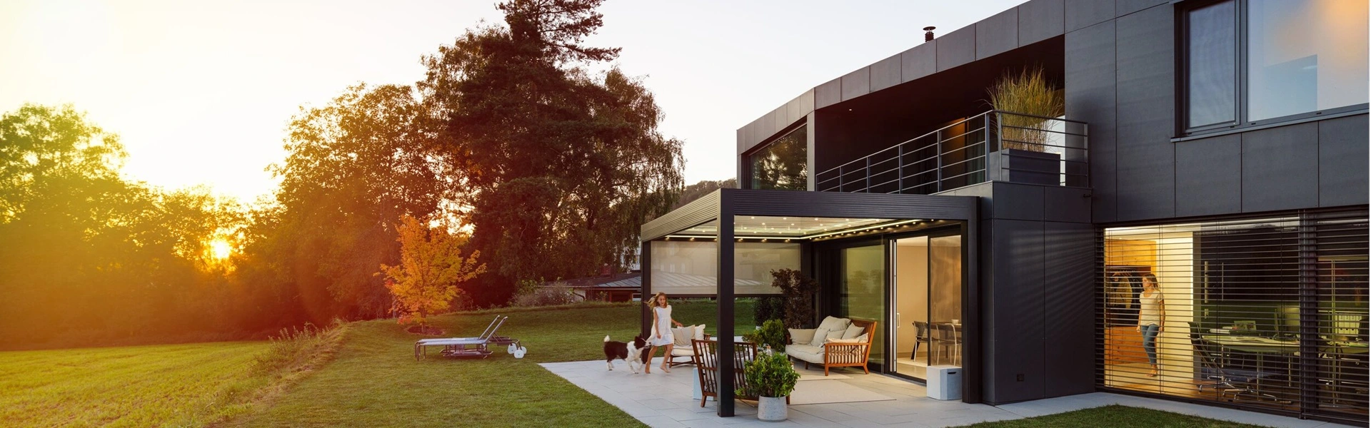 Lamellen overkapping Velvet met terrasmeubilair in een landelijke tuin