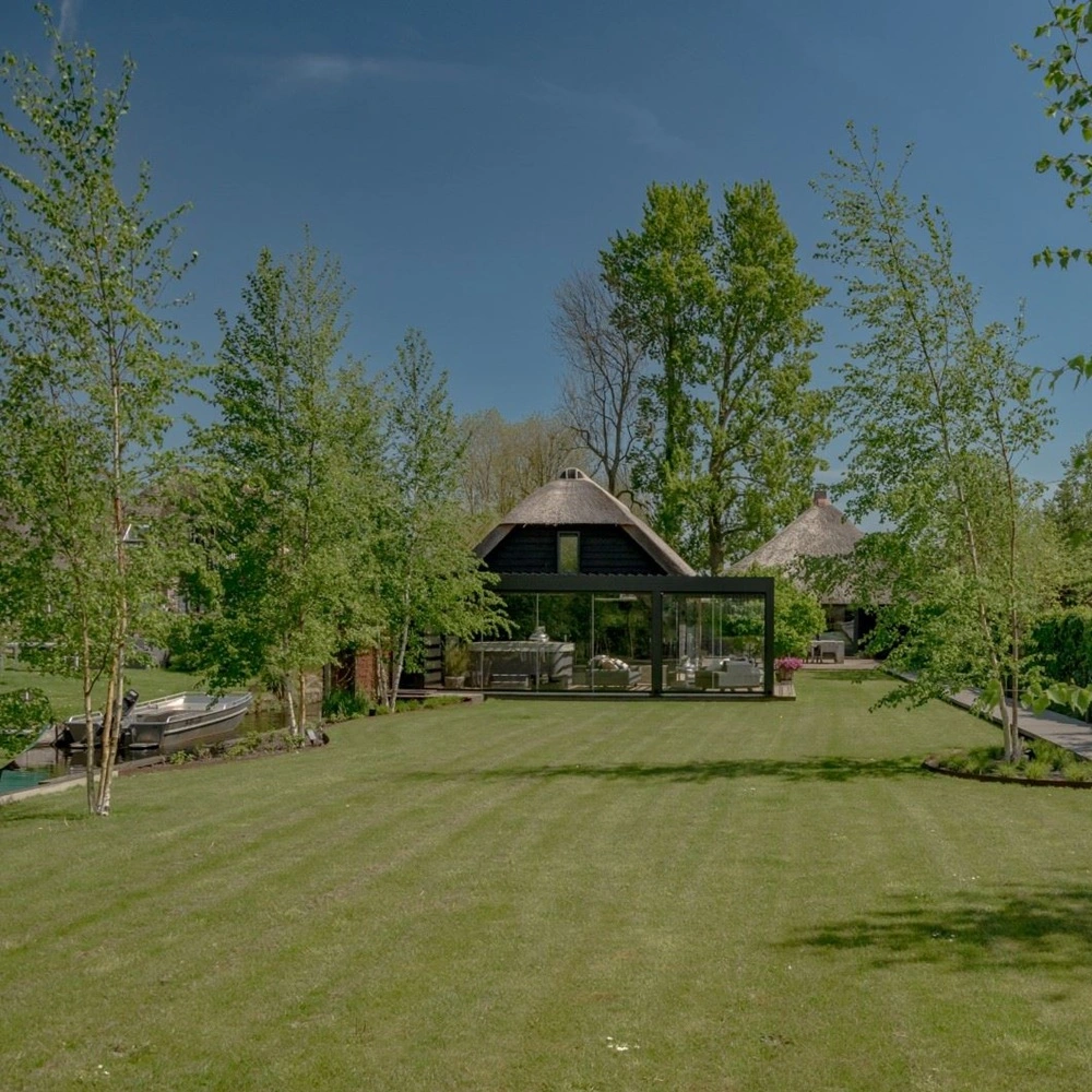 Lamellen tuinkamer met glazen wanden Lamellen tuinkamer met glazen wanden