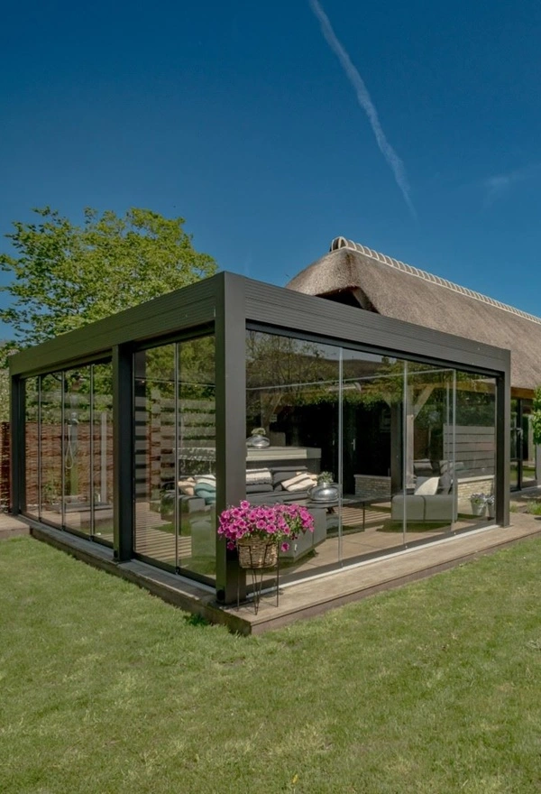 Lamellen tuinkamer met glazen wanden Lamellen tuinkamer met glazen wanden