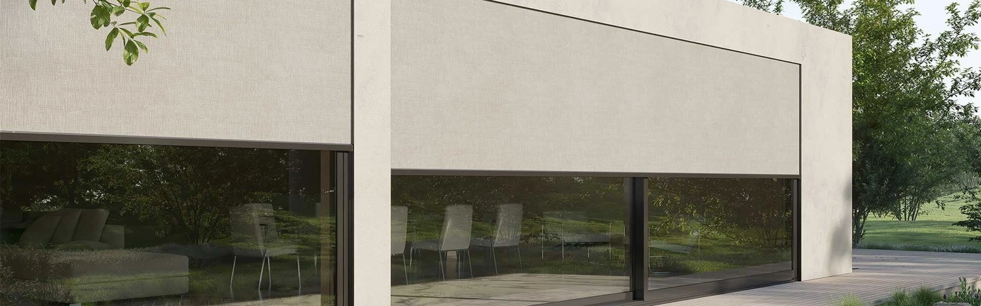 Licht beige PVC doek voor zonwering met uitzicht op een groene tuin