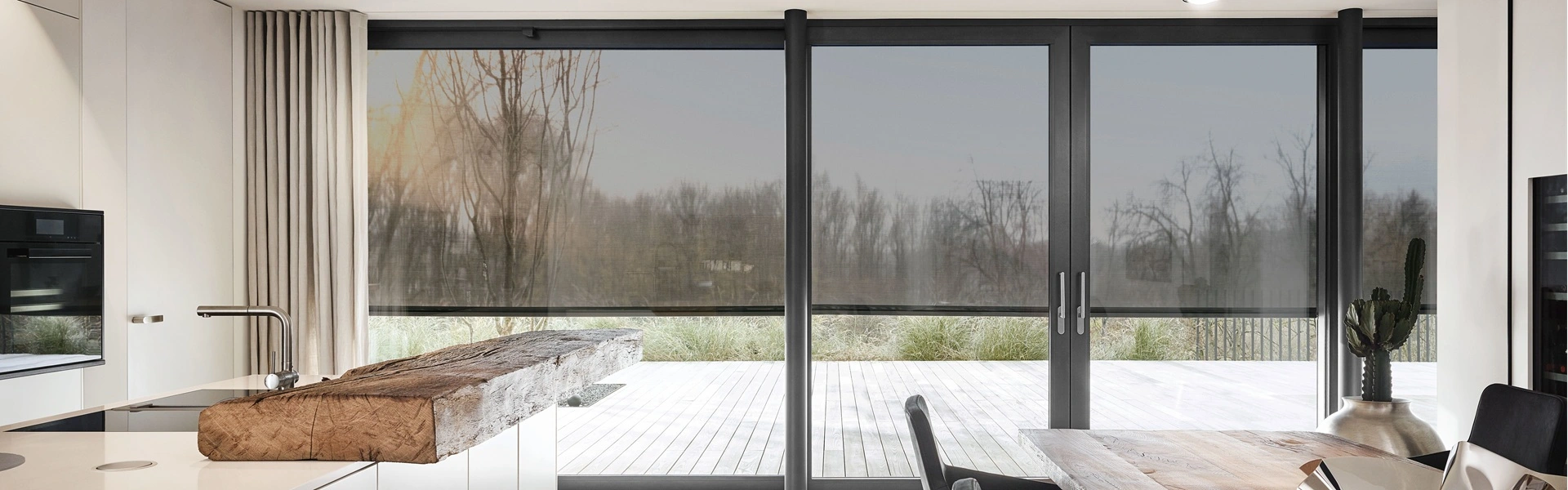 Lichte keuken met Roma zipscreen2 voor zonwering en privacy