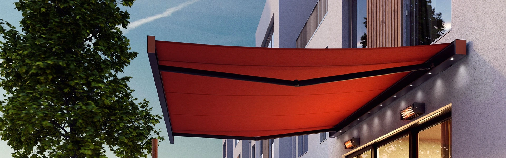 Lichtlijsten met warm licht onder rood zonnescherm boven terras met terrasverwarmers